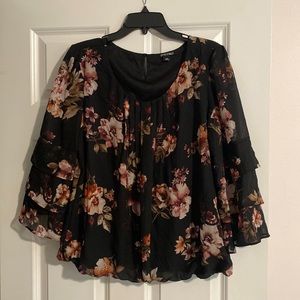 Worn once! Floral flory blouse with pleated collar & ruffle sleeves.
